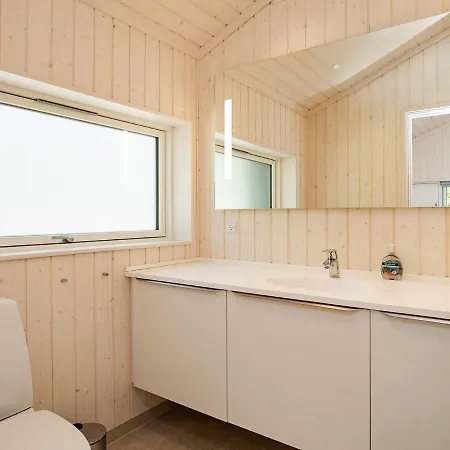 8 Person In L S Holiday home